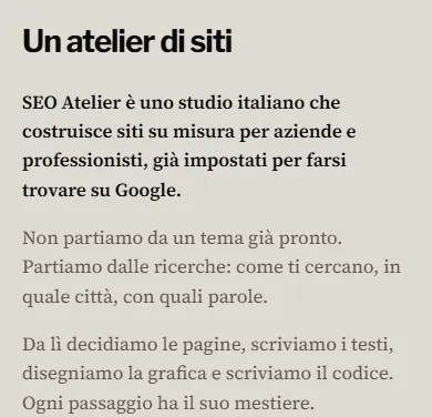 Schermata della bozza B, particolare: il titolo «Un atelier di siti» in Libre Franklin e i paragrafi in Source Serif 4, su fondo stucco