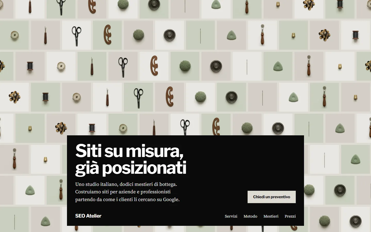 Schermata della bozza B, versione desktop: un muro di attrezzi da sarto su tessere loden chiaro, stucco e osso, con un pannello nero ancorato in basso e il titolo «Siti su misura, già posizionati»