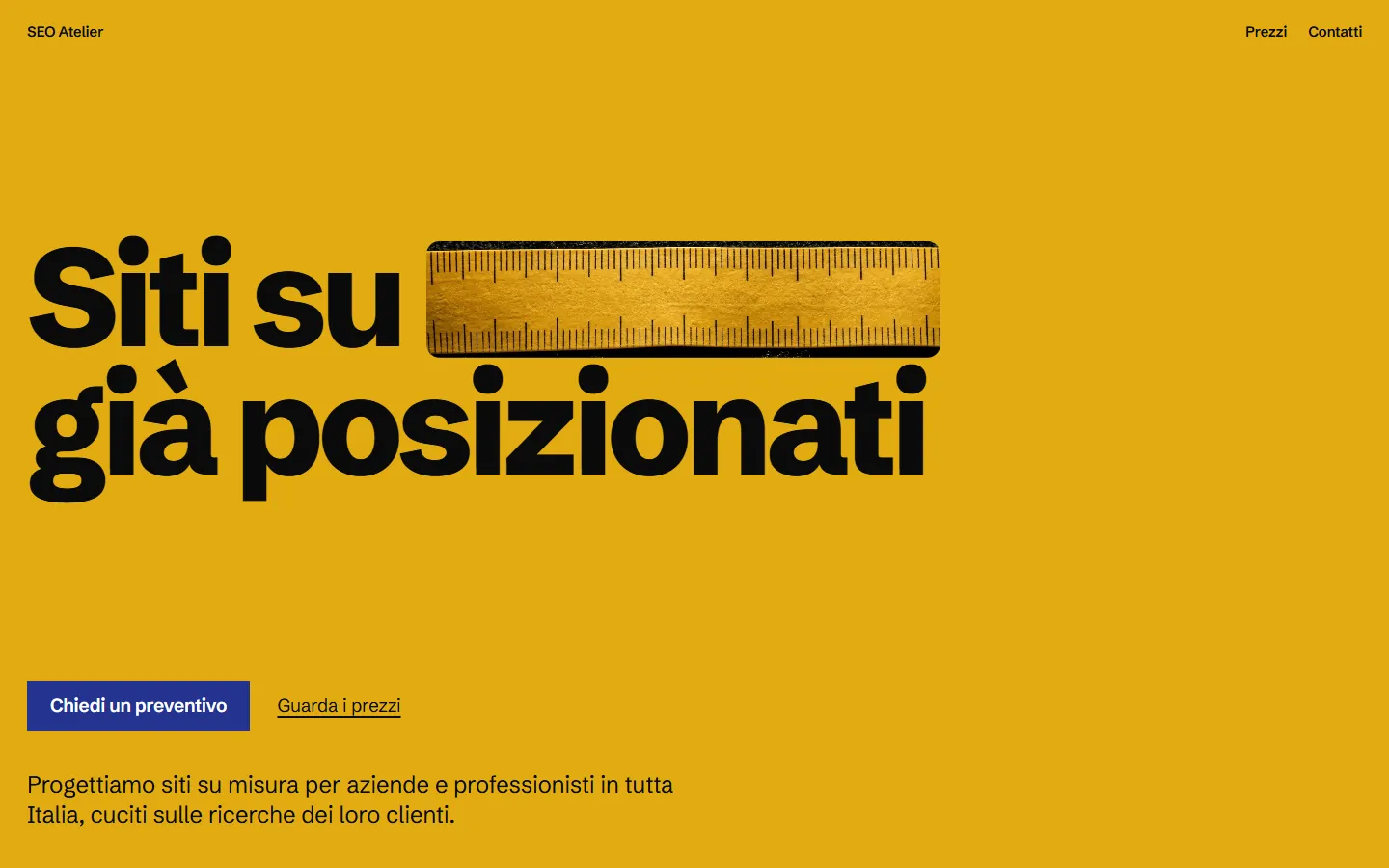 Schermata della bozza C, versione desktop: fondo senape e il titolo «Siti su … già posizionati», con un metro da sarto al posto della parola mancante, il bottone blu, il collegamento ai prezzi e una frase di due righe